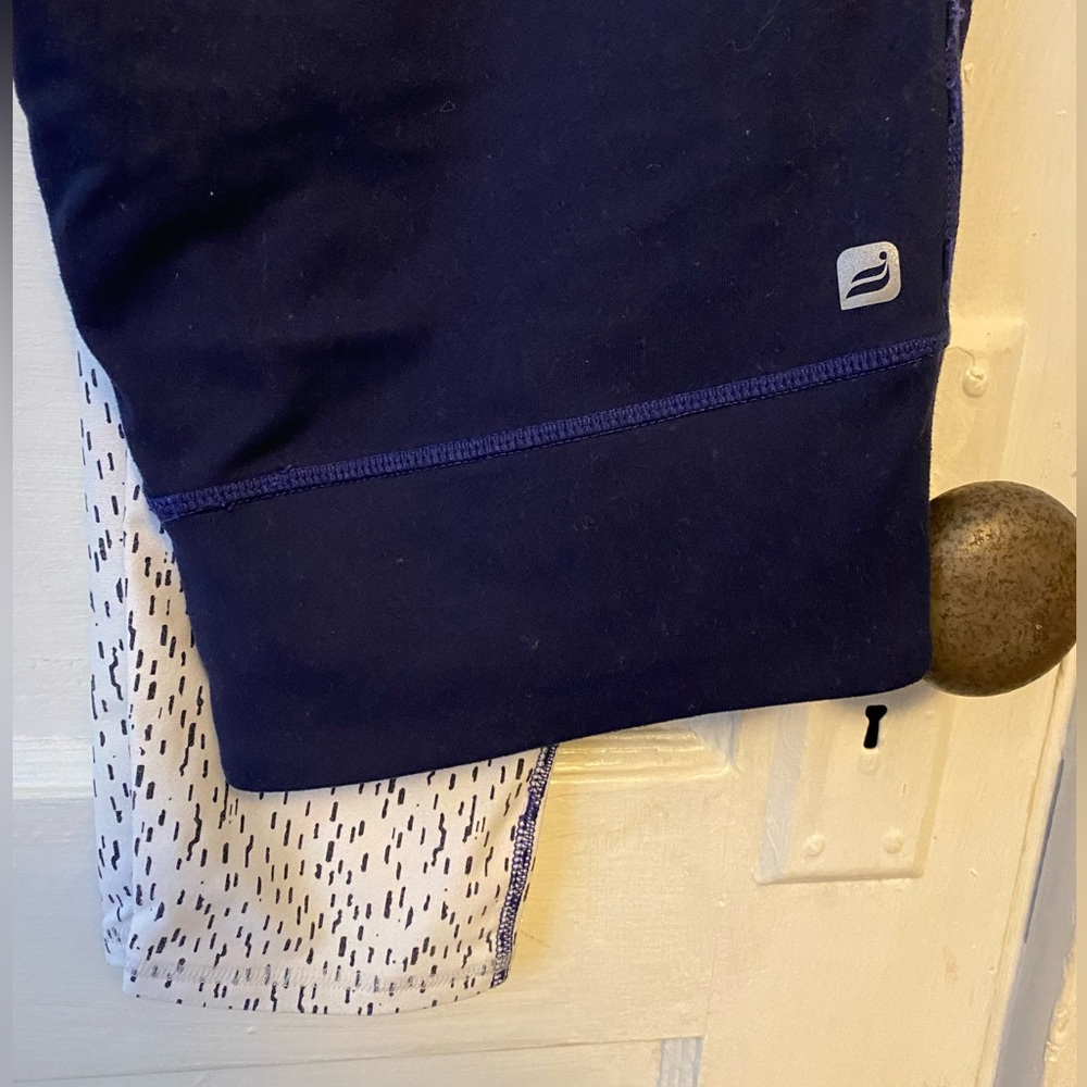 Patterned Fabletics leggings for women. - Picture 2 of 4